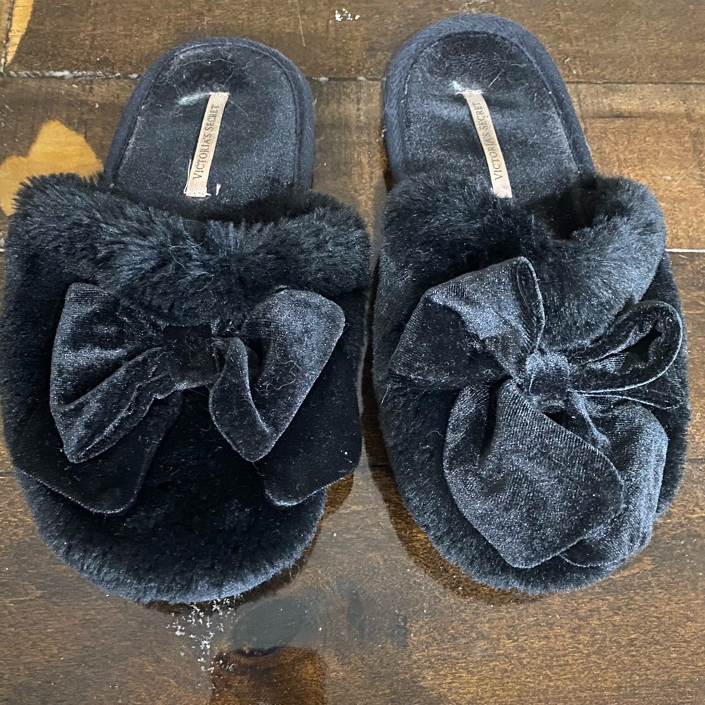 Victoria’s Secret Slippers in Black Size Medium